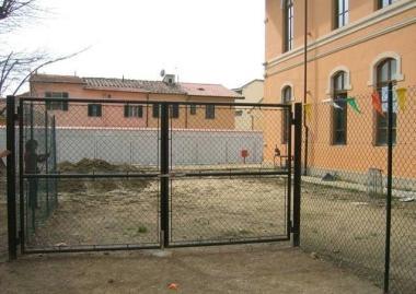 Scuola, giardino nel degrado E i genitori attaccano il Comune