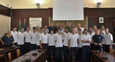 La squadra e i dirigenti in sala consiliare 
