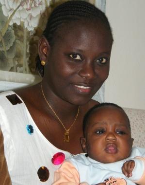 Mame Diarra Cise col suo bimbo 