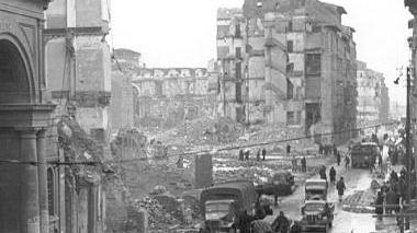 Un’immagine del 1944 i palazzi sventrati dalle bombe sganciate durante i raid aerei