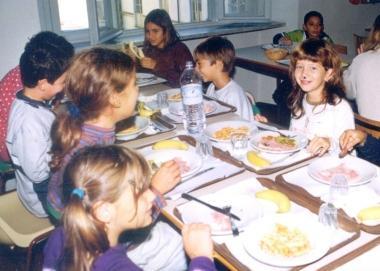 Piccoli alunni mangiano alla mensa della scuola (archivio) 