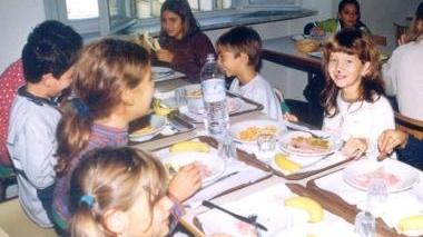 Piccoli alunni mangiano alla mensa della scuola (archivio)