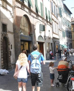 Negozi e turisti nel centro storico (archivio)   