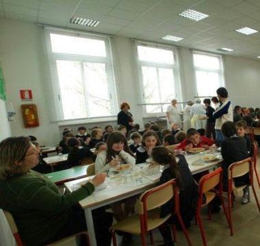 Bambini a mensa scolastica 