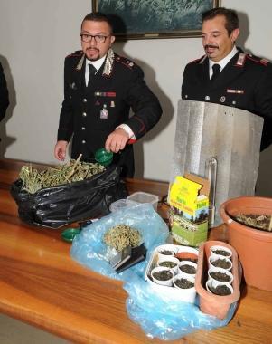 Il maggiore Vincenzo Maresca (a sinistra) mostra le foglie di marijuana essiccata     