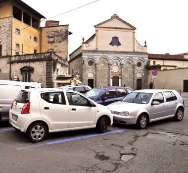 Auto parcheggiate nelle aree delimitate dalle strisce blu in piazza San Bartolomeo 