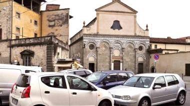 Auto parcheggiate nelle aree delimitate dalle strisce blu in piazza San Bartolomeo
