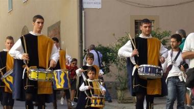 Registi, attori, costumisti: a colpi di teatro è disfida tra le contrade di Pomarance