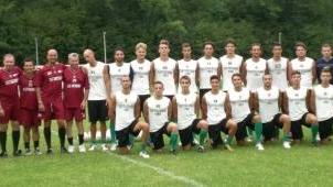 La formazione che quest’anno disputerà il campionato schierata in campo prima di una seduta di allenamento