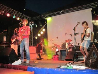 Una band rock durante un concerto 