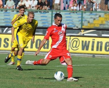 <strong>DAL DISCHETTO</strong> Gaetano Caridi segna il gol della vittoria trasformando il penalty concesso per fallo su Sforzini al 36’ della ripresa