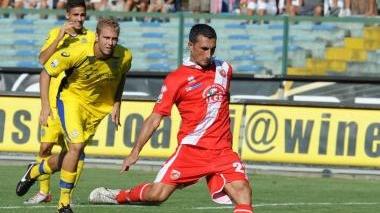 <strong>DAL DISCHETTO</strong> Gaetano Caridi segna il gol della vittoria trasformando il penalty concesso per fallo su Sforzini al 36’ della ripresa