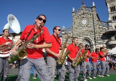 La band che ha allietato il corteo degli sportivi in piazza del Duomo 