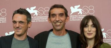 Il regista Gianni Pacinotti tra i due attori Gabriele Spinelli e Anna Bellato, alla presentazione veneziana del film 