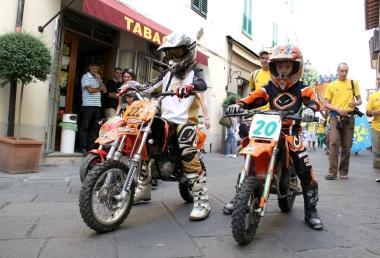 <b>SFILATA.</b> I ragazzini con le moto da enduro; la sfilata delle associazioni e delle societ&agrave; sportive per le vie del centro con la banda; lentusiasmo dei piccoli, tutti in divisa 