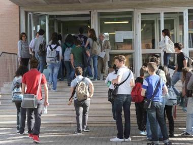 Libri cari, scuole a rischio multe