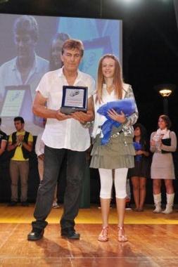 <strong> LA PREMIAZIONE.</strong> La cecinese Lisa Selmi, vincitrice di questa edizione insieme al presidente della Targa Lido Franconi