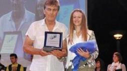 <strong> LA PREMIAZIONE.</strong> La cecinese Lisa Selmi, vincitrice di questa edizione insieme al presidente della Targa Lido Franconi