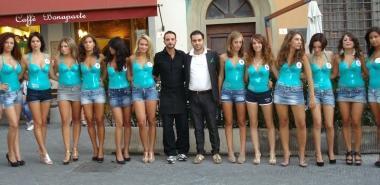 Sopra lo striscione comparso ieri sulla rocca di San Miniato. A sinistra le miss e la vincitrice Virginia Spadini con Pietro Vanni