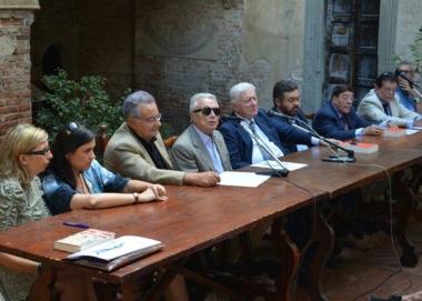 Alberto Arbasino e sopra la conferenza di presentazione del Premio Boccaccio   