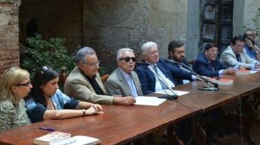 Alberto Arbasino e sopra la conferenza di presentazione del Premio Boccaccio