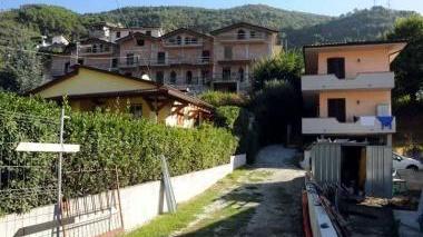 In alto: le palazzine mai terminate che creano un forte rischio frana e una veduta della strada per Arni