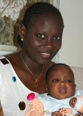 <b>ADDIO.</b> A sinistra Mame Diarra Cisse con il figlio Hadim: entrambi sono deceduti per il terribile schianto fra auto e furgoncino sul Romito (nella foto qui sopra)   