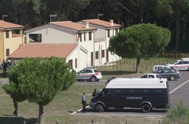 Le case dei rom nel campo di Coltano 