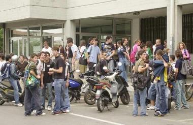 Studenti alluscita di scuola. Sotto il laboratorio di meccatronica allIti Fedi 