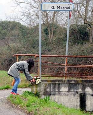 Fiori nel luogo dove &egrave; stato ucciso il trans   