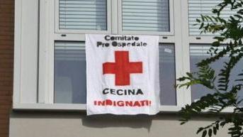 Una delle bandiere pro ospedale esposta
