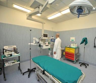 In alto il sindaco Benedetti e una sala del pronto soccorso