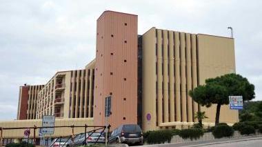 L’ospedale Villamarina e in alto un laboratorio di analisi