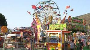 Bimbo di 4 anni cade da una giostra al luna park