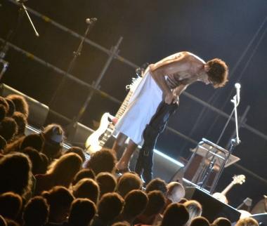 Bobo Rondelli seminudo sul palco di Metarock a Pisa       