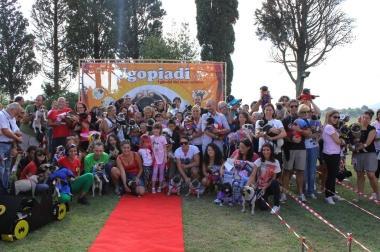 Ugopiadi, sfila l'orgoglio canino