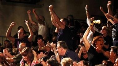 Il pubblico sugli spalti, sotto una gara di tiro alla fune