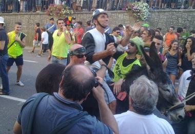 <b>VINCITORE. </b>I contradaioli fanno festa a Marcello Nerozzi dopo larrivo                 