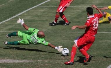 <b>BRIVIDO</b> Il portiere Narciso devia con la punta delle dita 