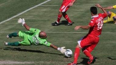 <b>BRIVIDO</b> Il portiere Narciso devia con la punta delle dita