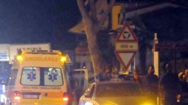 <b>IL LUOGO.</b> Polizia e soccorritori in via delle Pinete dopo la sparatoria