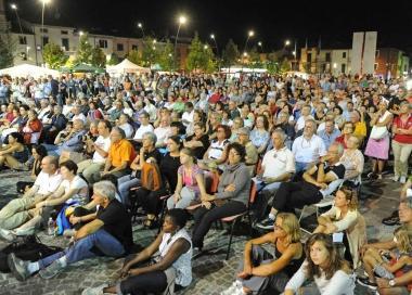 I partecipanti alla marcia radunati in piazza Risorgimento 