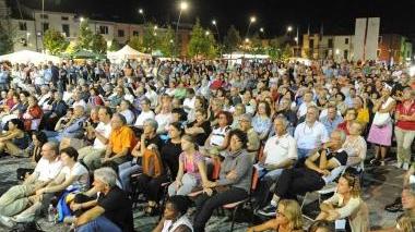 I partecipanti alla marcia radunati in piazza Risorgimento