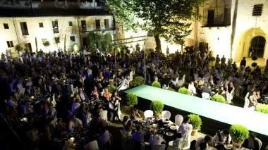 Fortezza strapiena per la moda sotto le stelle
