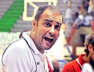 Coach Moretti cerca di spronare i suoi giocatori durante una pausa  