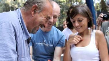 <strong>AFFETTO. </strong>Il vignettista Vauro firma autografi