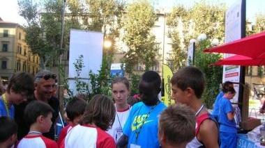 Ezechiel Kemboi firma autografi in piazza Napoleone; l’arrivo di Boniface Bll e la corsa delle donne sull’anello delle Mura