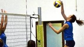 Una giovane pallavolista in azione: la Pallavolo Carrarese ha presentato le sue squadre per la stagione