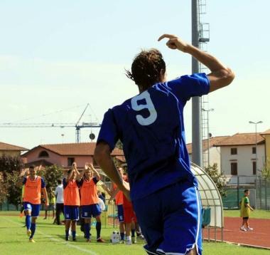 Il bomber Riccardo Paganelli festeggia il gol che ha dato la vittoria al Borgo a Buggiano 