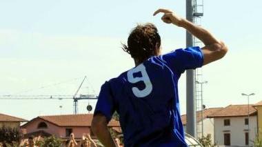Il bomber Riccardo Paganelli festeggia il gol che ha dato la vittoria al Borgo a Buggiano